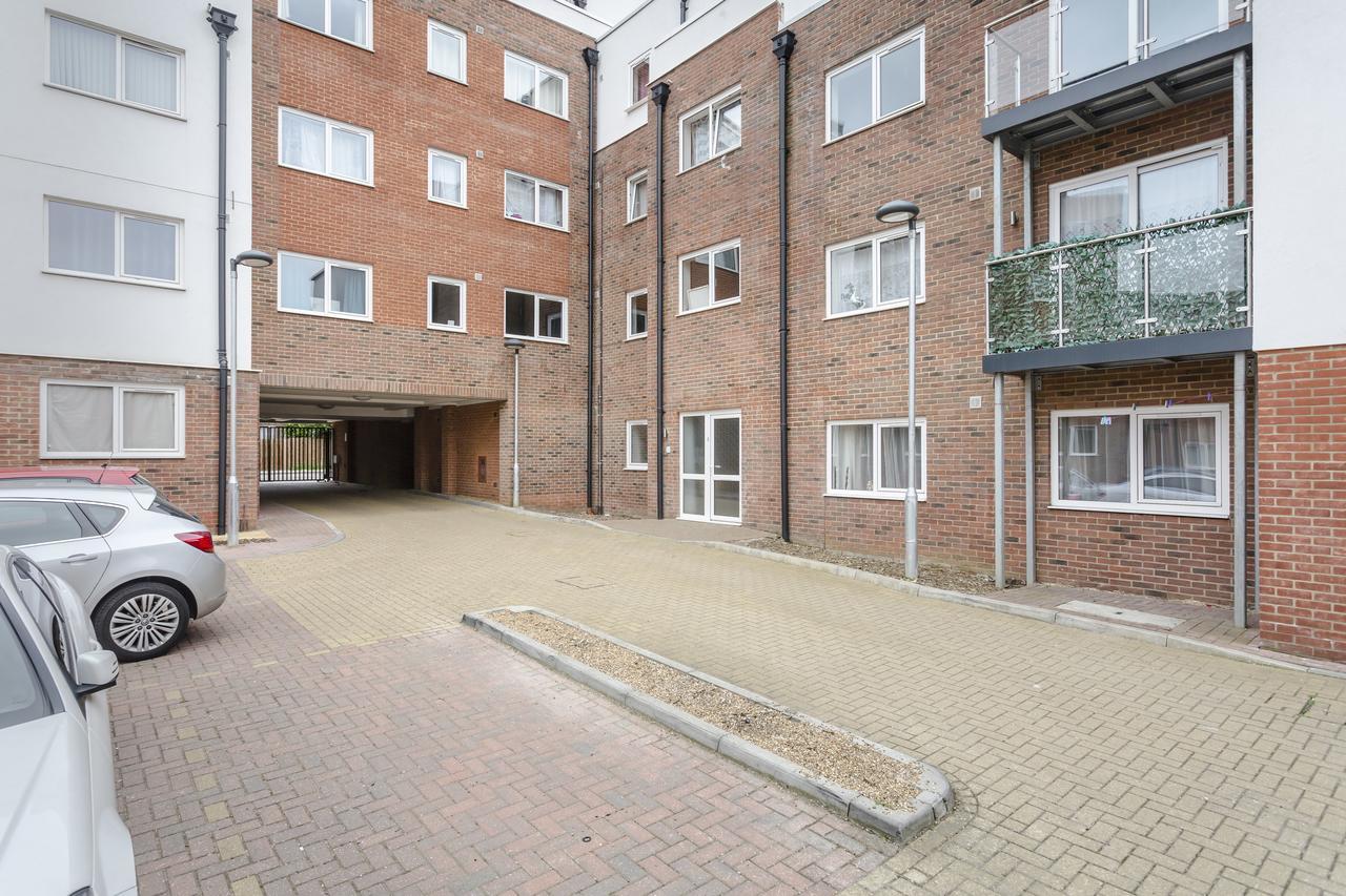 1 Bed Apt Sleeps 4 Luton  Exteriér fotografie